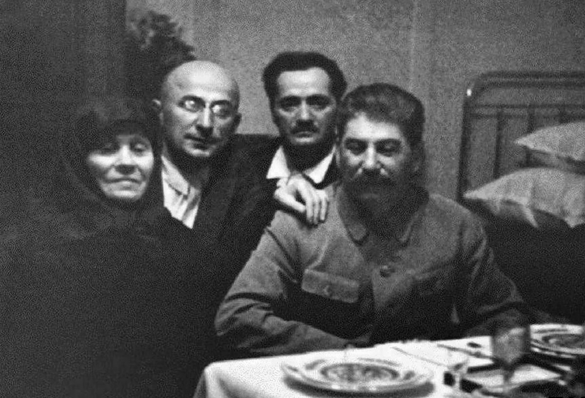 （左から）エカテリーナ・ゲラーゼ、ラヴレンチー・ベリヤ、ネストル・ラコバ、ヨシフ・スターリン