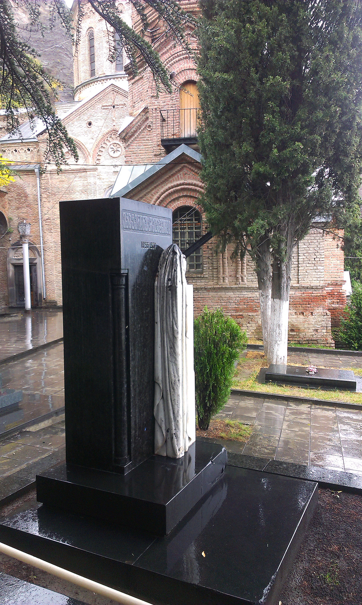 Grob Keke Geladze na območju panteona Mtatsminda v Tbilisiju