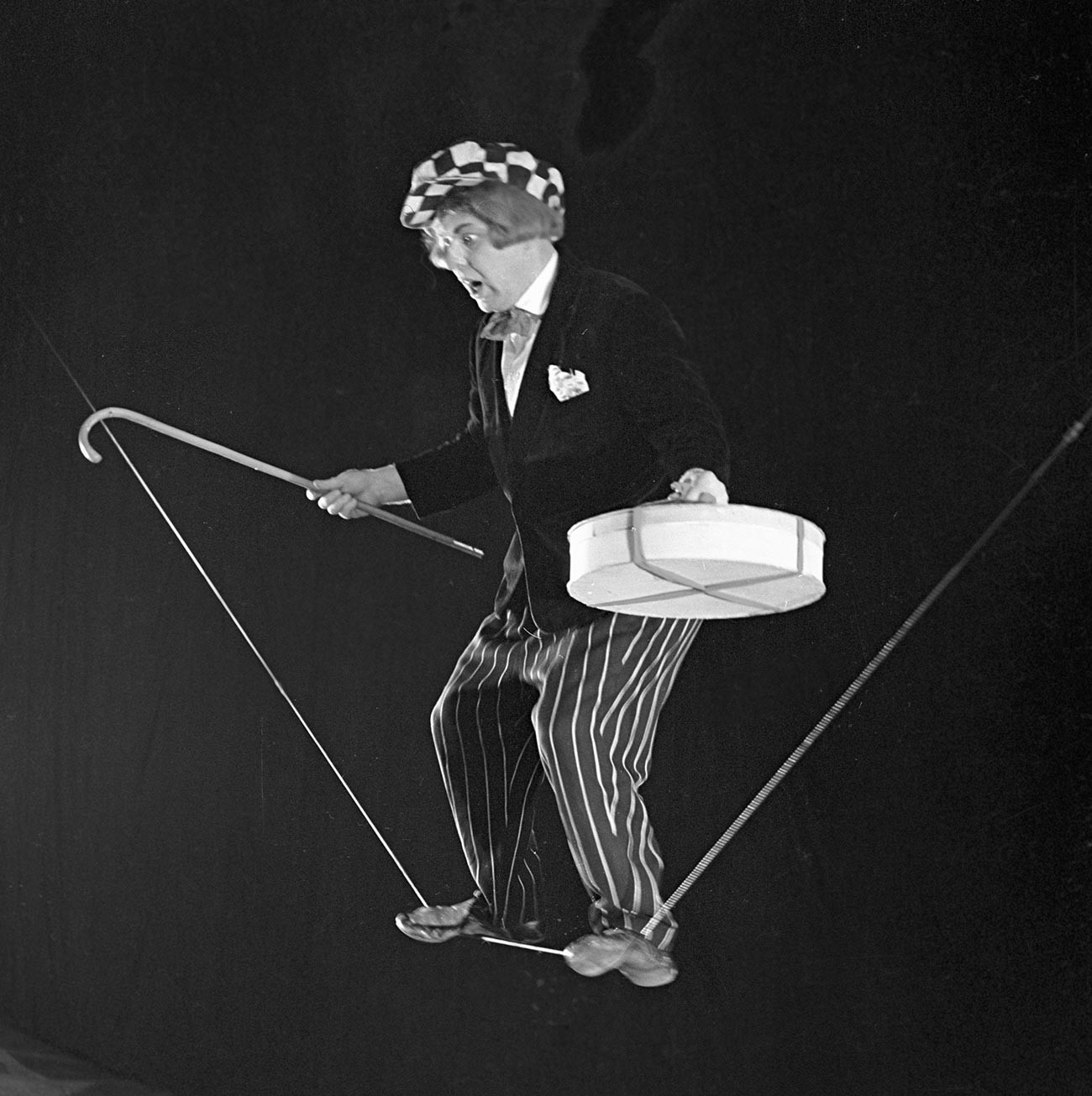 Popov’s first professional circus experience was that of an ‘eccentric tightrope walker’.
