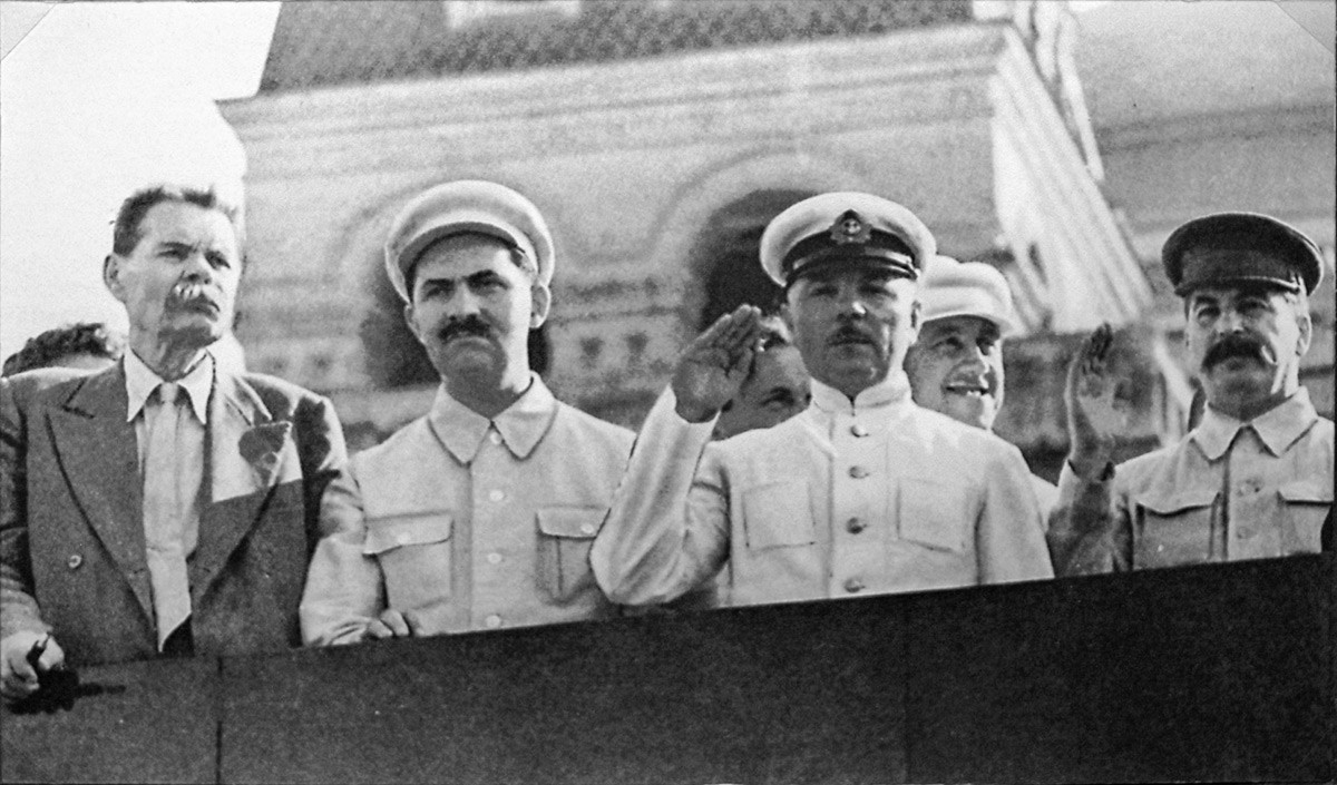 Максим Горки, Лазар Каганович, Климент Ворошилов, Йосиф Сталин на мавзолея на Ленин
