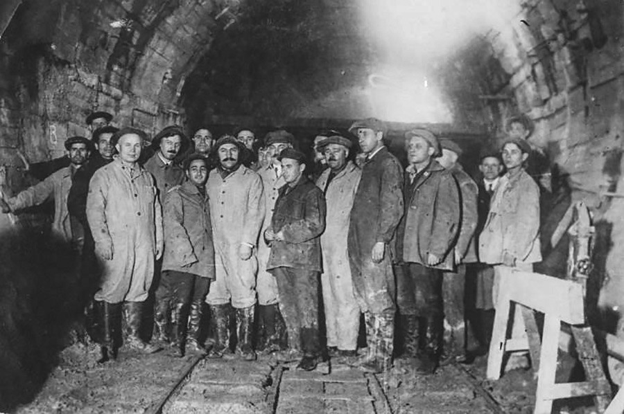 Лазар Каганович (в средата, с големите мустаци) и Никита Хрушчов в шахтата на метрото, 30-те години на миналия век
