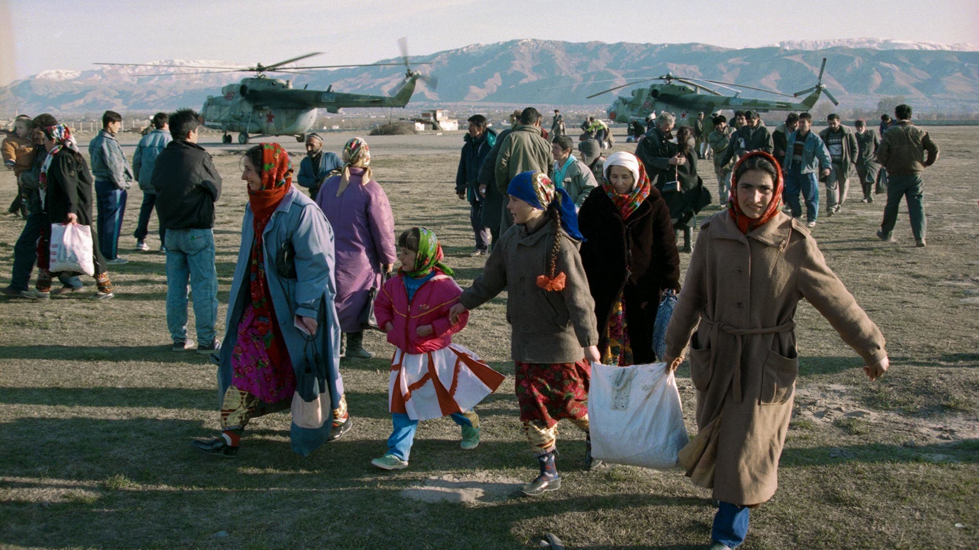 Koalicijske mirovne sile med dostavljanjem prehrambenih izdelkov za stradajoče prebivalce odročne regije v gorovju Pamir