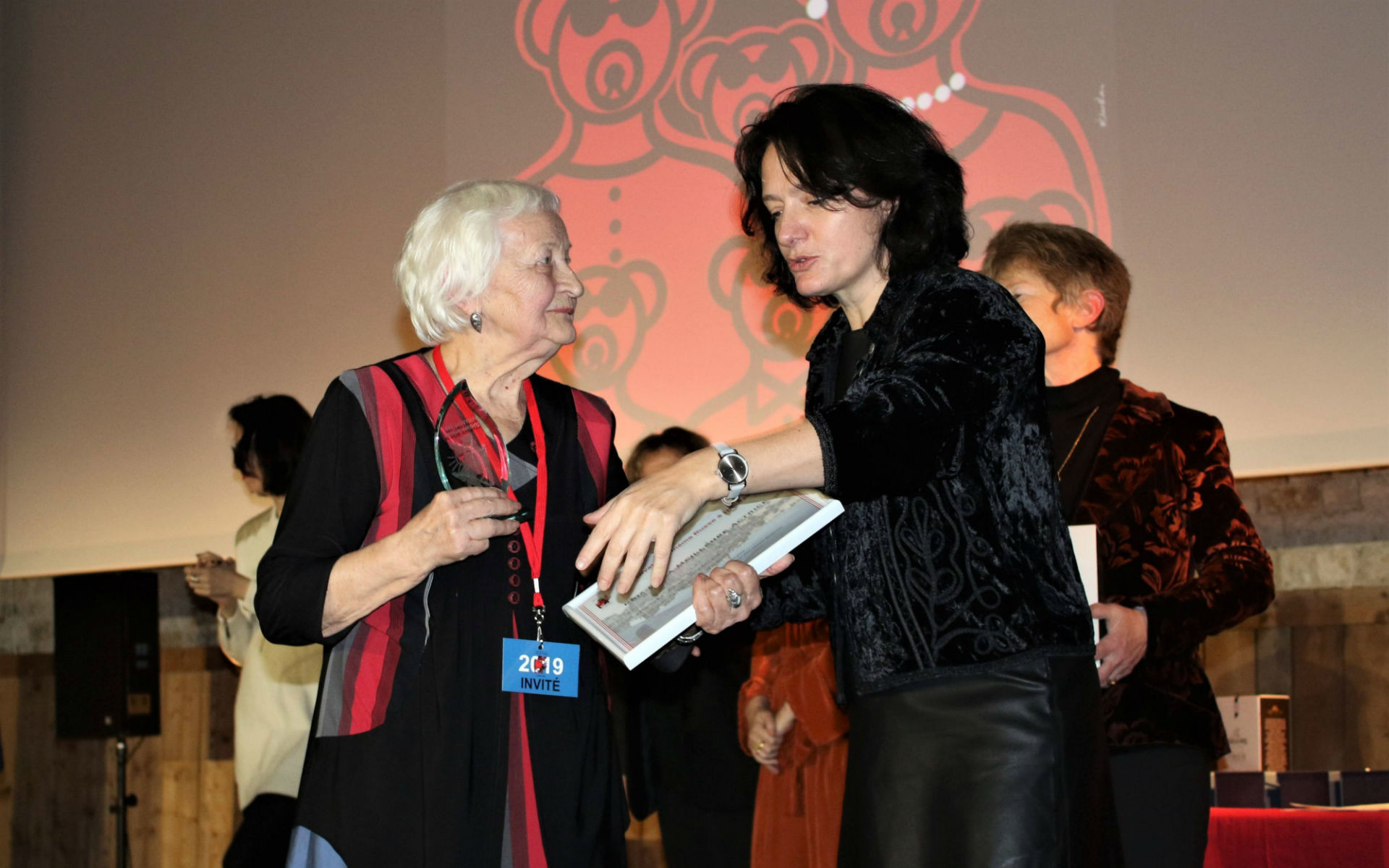 Elena Duffort (à droite) et Elena Susanina (à gauche), le Prix de la Meilleure Actrice au Festival de Honfleur en 2019