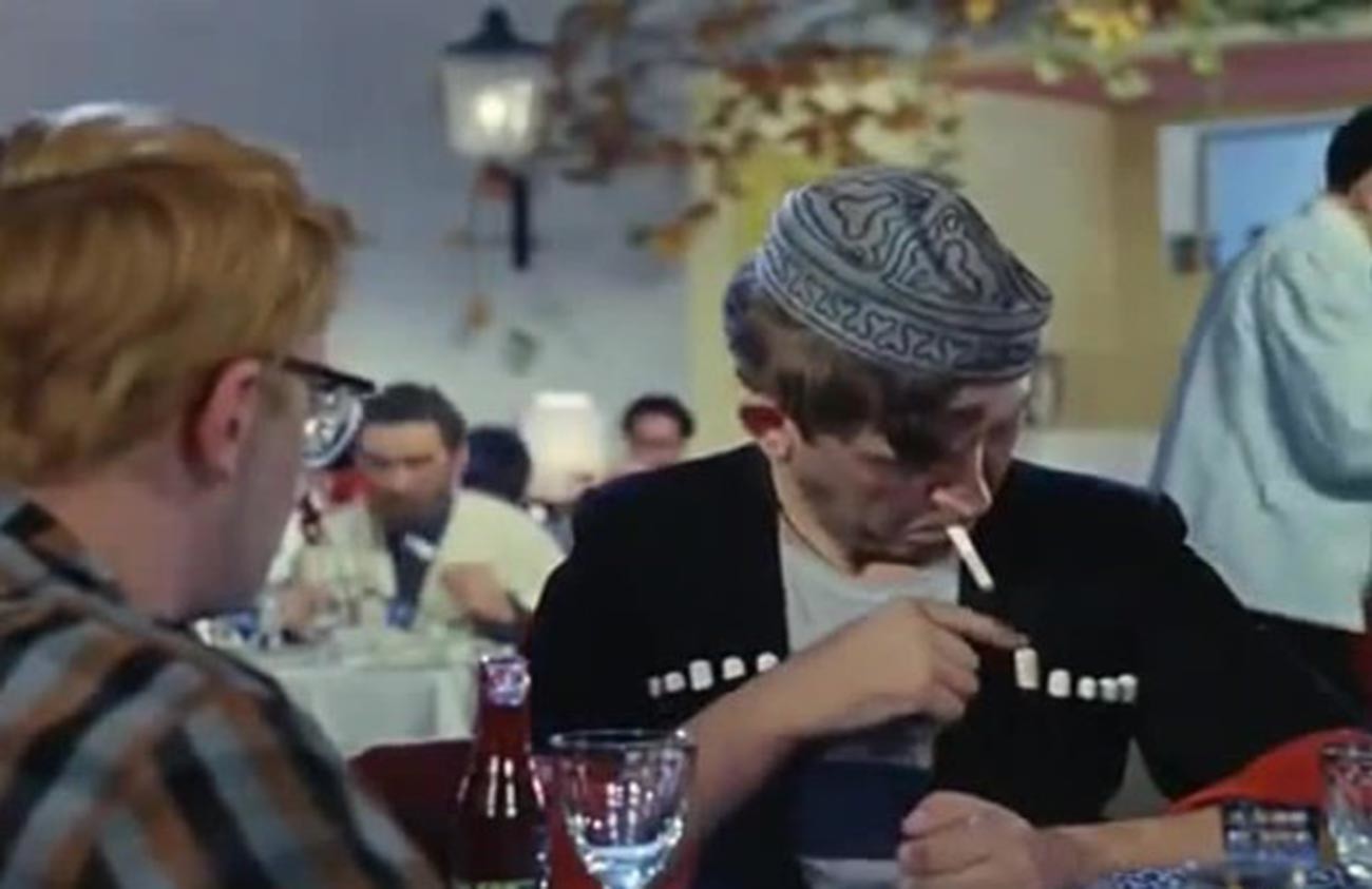 Cuplikan adegan dalam film “Kavkazskaya plennitsa” (Penculikan, Gaya Kaukasus).