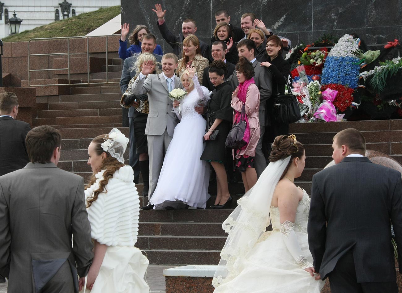 Jeunes mariés sur le mont Poklonnaïa, à Moscou