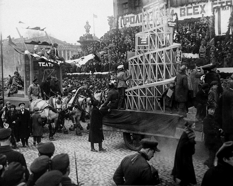 Défilé à Leningrad (actuelle Saint-Pétersbourg) présentant la Tour Tatline 