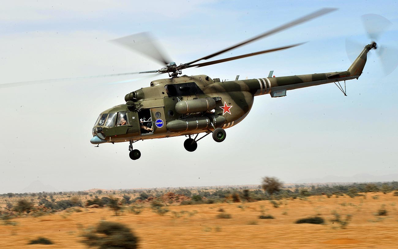 Руски хеликоптер Ми-18 патрулира в Източен Чад, на 13 март 2009 г.