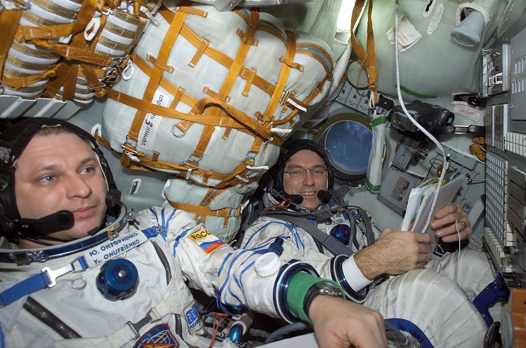 Il cosmonauta Yurij Onufrienko (a sinistra) e l'astronauta Karl Valts, nella navicella spaziale Soyuz-3 attraccata alla Stazione Spaziale Internazionale (ISS)