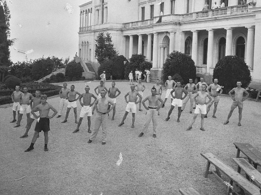 Bauern bei Morgenübungen in einem Sanatorium, das früher ein kaiserlicher Palast war