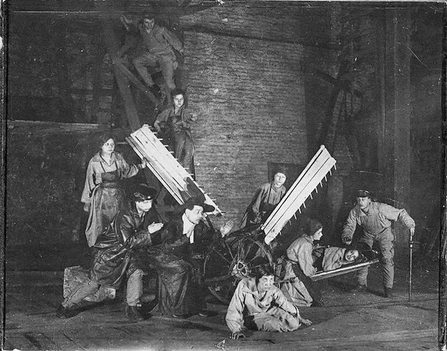Eine Szene aus dem experimentalen Theater von Wsewolod Mejerchold