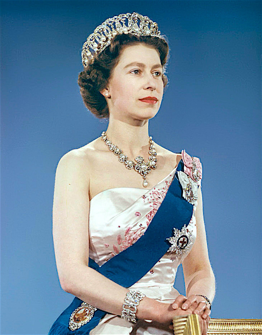 Elisabetta II con la tiara