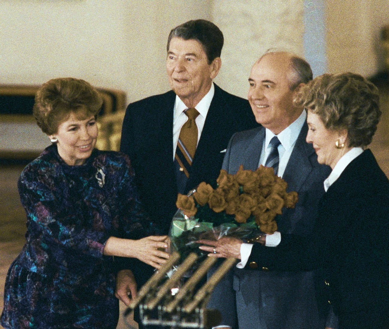 Mikhaïl Gorbatchev (deuxième à droite), Ronald Reagan (au centre) et leurs épouses au kremlin
