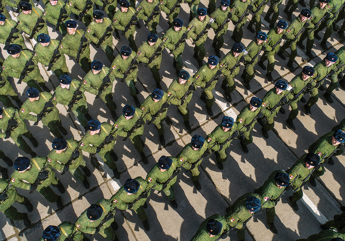 Vojnici Zasebne divizije za operativne namjene Federalne službe trupa nacionalne garde Ruske Federacije na probi Parade Pobjede na vojnom poligonu Alabino.

