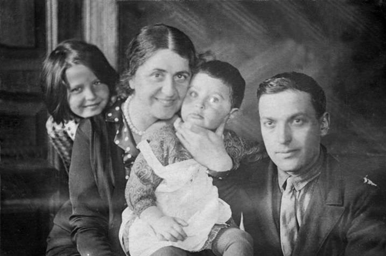 Lew Wygotski mit seiner Frau und zwei Töchtern