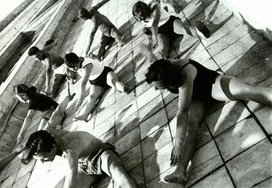 Studenti fanno esercizi mattutini sul tetto del loro dormitorio, 1932