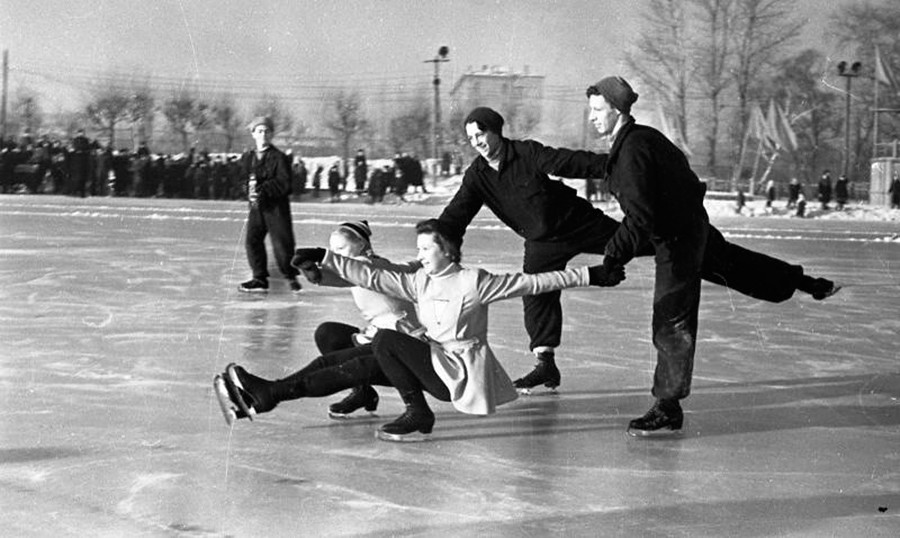 Una delle tante passioni dei sovietici era il pattinaggio sul ghiaccio. Nella foto, due coppie si esibiscono in una danza sui pattini, 1947