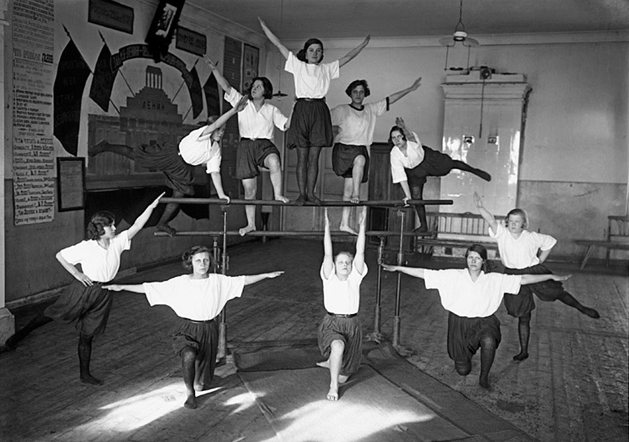 I ragazzi delle scuole si preparavano alle esibizioni amatoriali studiando coreografie per formare composizioni complicate in modo rapido e sincronico. L’esibizione di un gruppo di pionieri, 1932