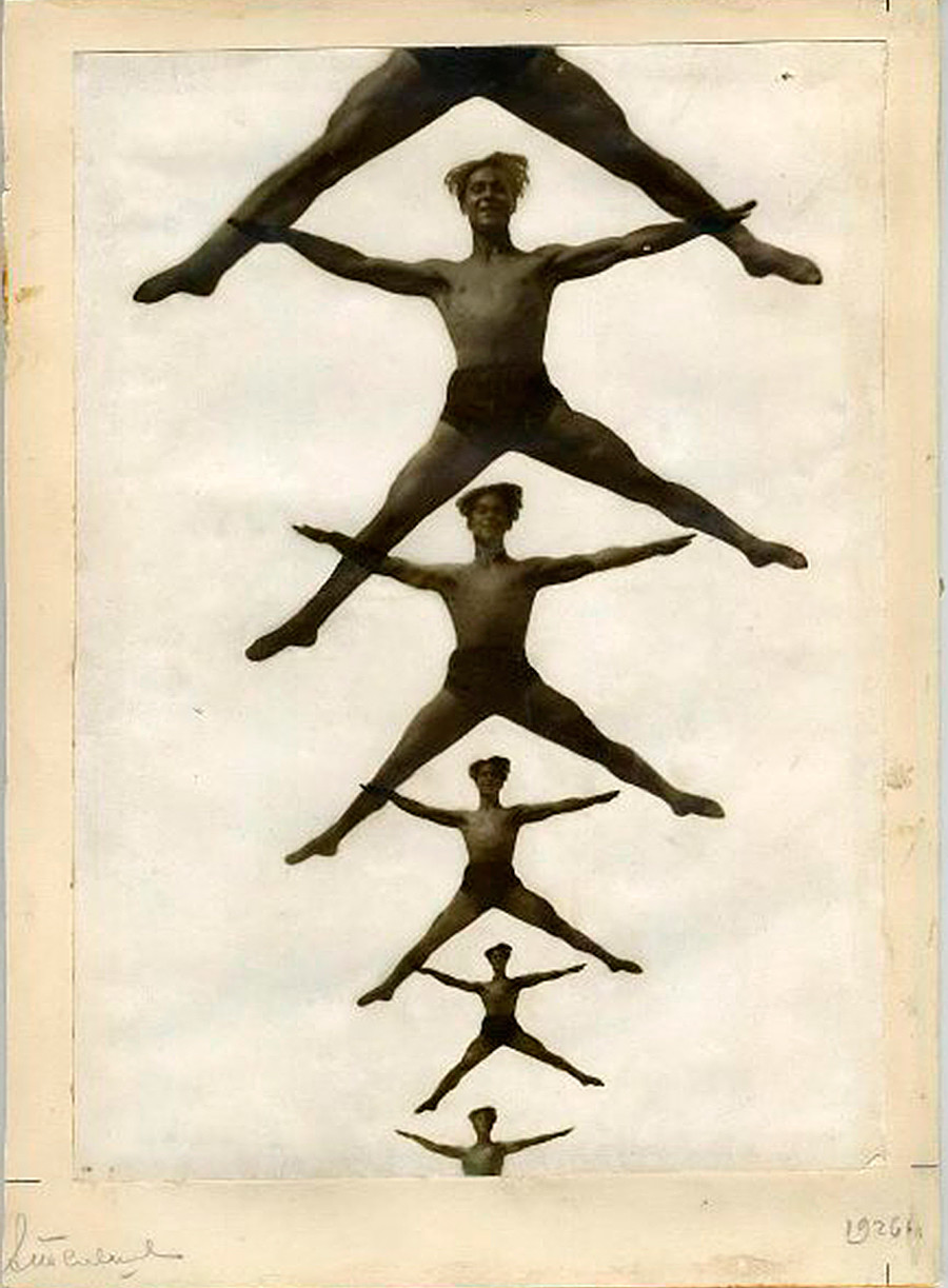 La ginnastica è stata un grande campo di studio per i fotografi sovietici delle avanguardie. Nell’immagine, ginnasti ritratti in un poster, 1926