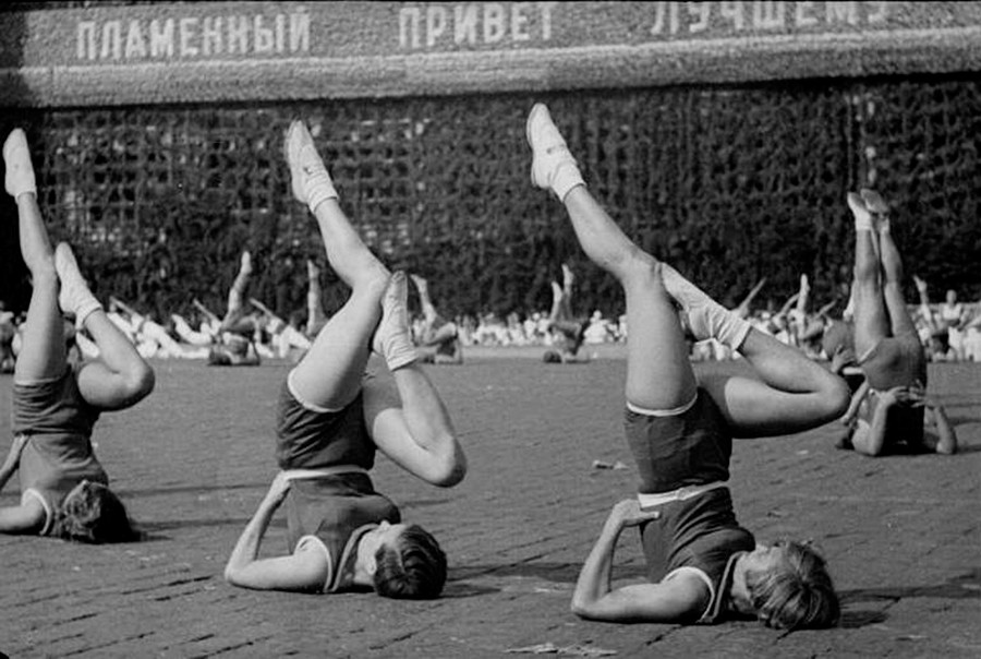 Questo era uno degli esercizi più popolari; in Unione Sovietica veniva chiamato “beryozka”, betulla, in russo. Nella foto, esibizione di ginnaste, 1936