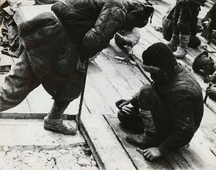 Des prisonniers travaillant sur le canal reliant les mers Blanche et Baltique