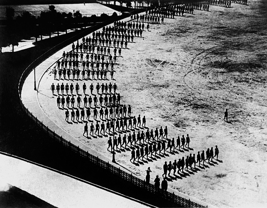 クレムリンの士官候補生の朝の体操、1926年ー1927年