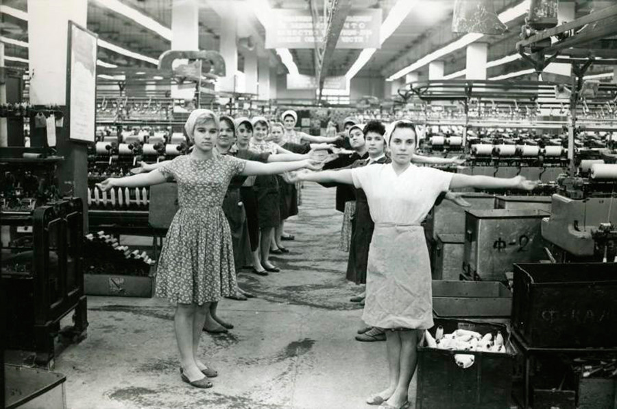 工場の一日も体操で始まった、織物工場で仕事前に柔軟体操をする労働者、1960年