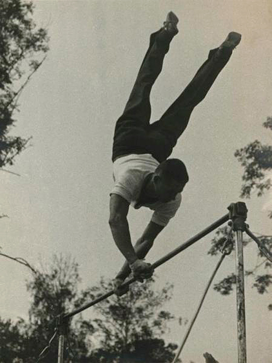 鉄棒で技を決める男性、1935年