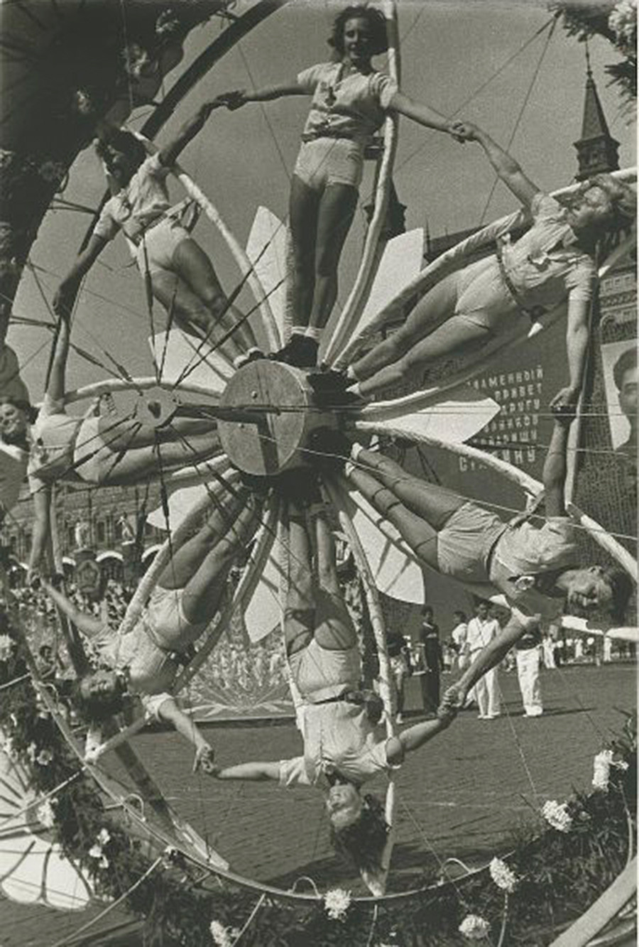 演技を行う女性体操集団、1936年