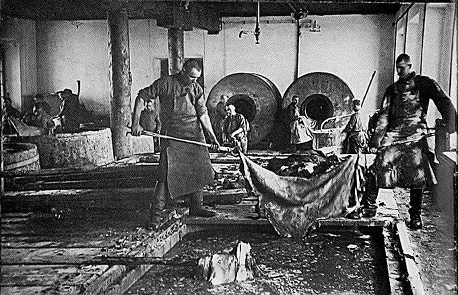 Prisioneiros de Solovki trabalhando com couro