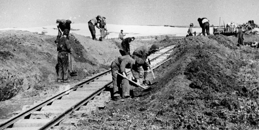 Prisioneiros construindo ferrovia na Sibéria