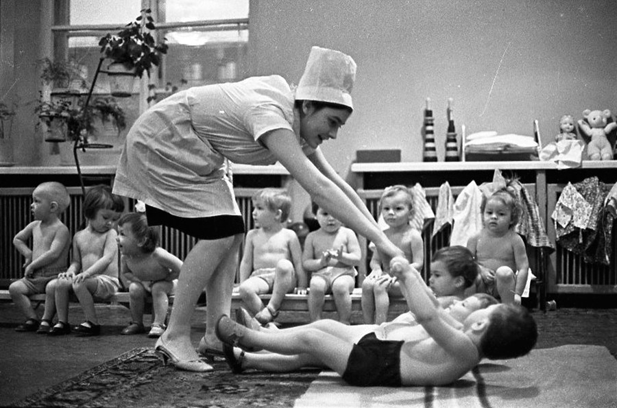 Erzieher und Ärzte bei gymnastischen Übungen mit den Kindern, 1965