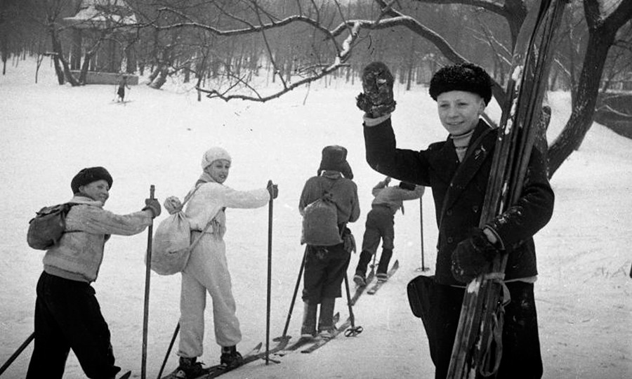 Kinder beim Skiunterricht, 1946