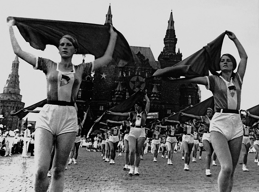 Sportlerinnen mit Fahnen, 1936