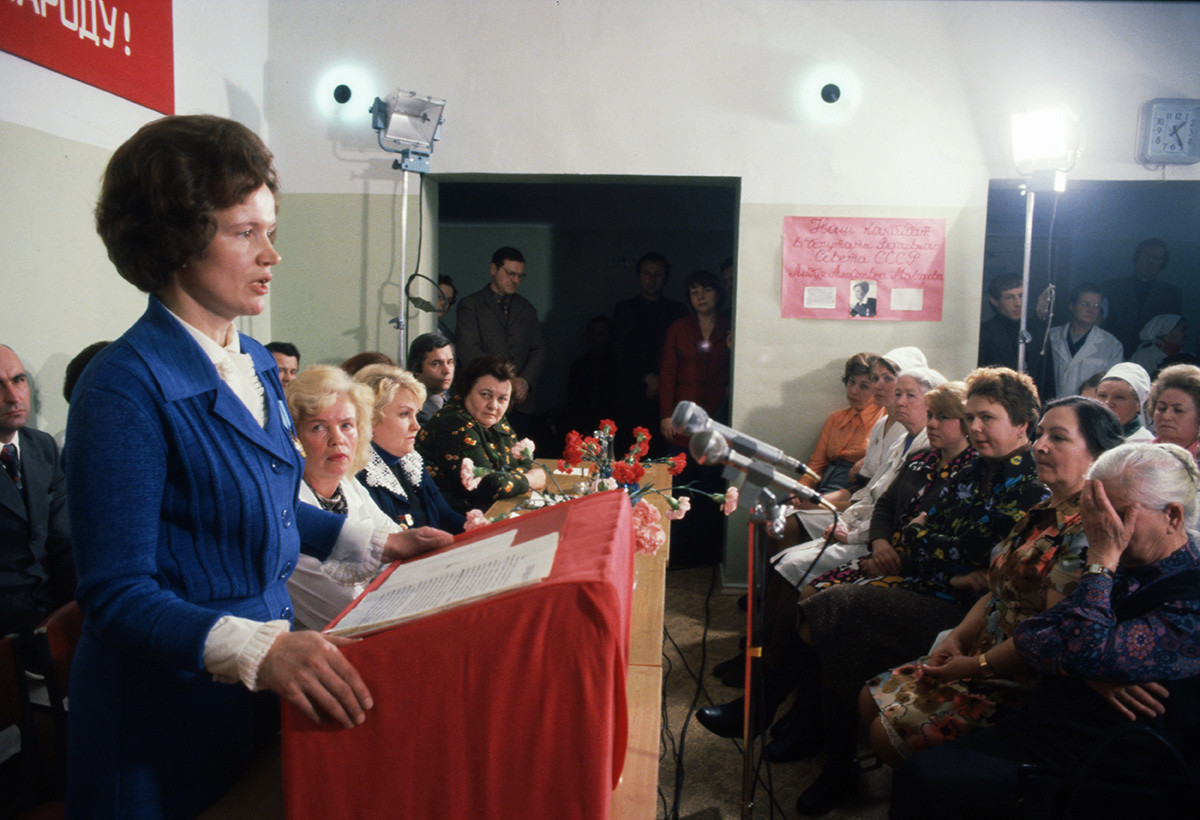 選挙活動を行う最高会議の候補リディア・マカロワ、1979年1月1日