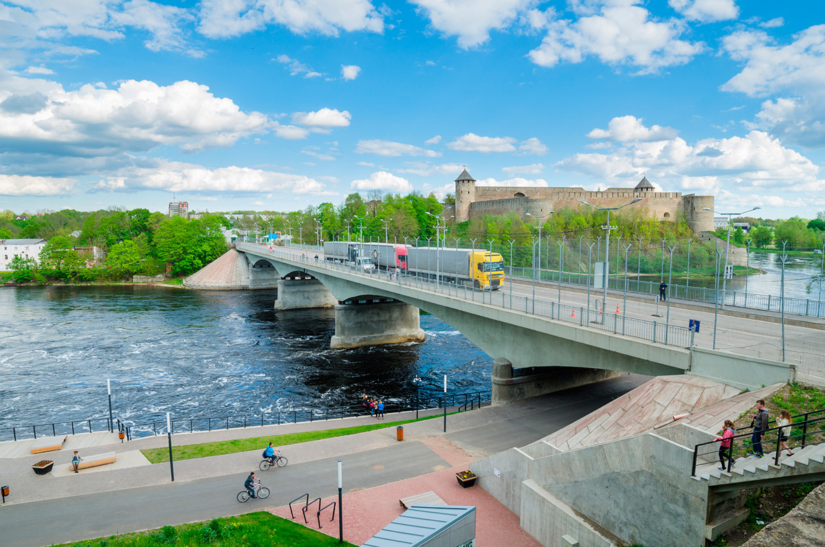 La riva del fiume Narva; sullo sfondo, la Fortezza di Ivangorod sul confine tra l'Estonia e la Russia