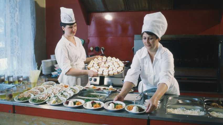 Cuisinières de la cantine ouvrière d'une usine agroalimentaire, en 1986