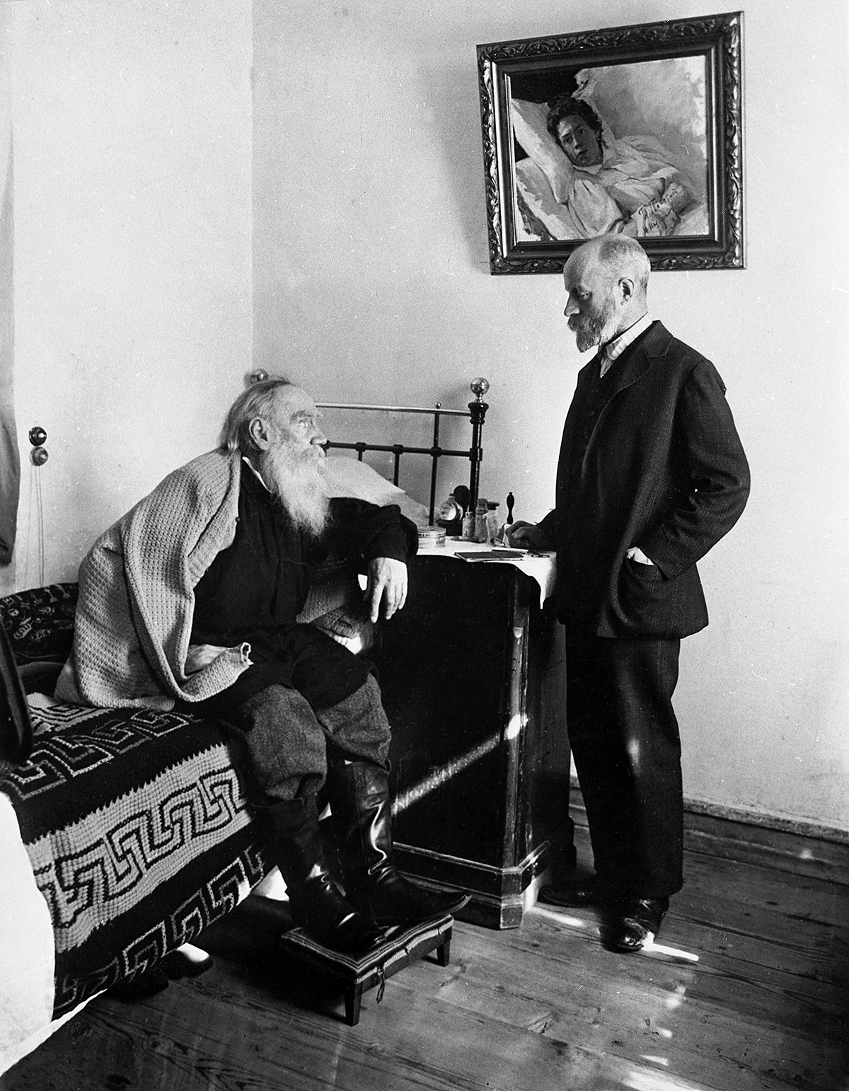 Leo Tolstoi und sein Leibarzt Makowizki in Jasnaja Poljana, 1909