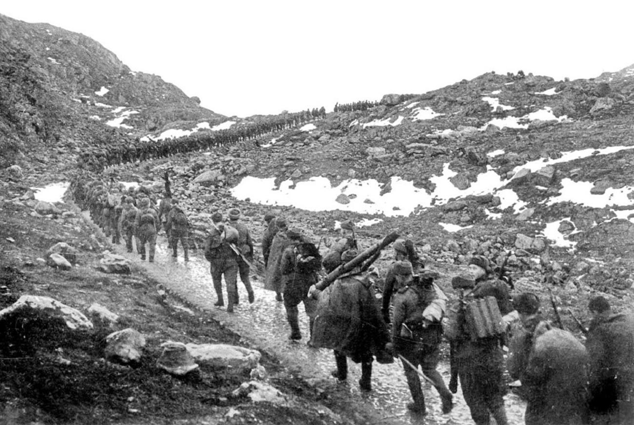 Borci 12. brigade mornaričkog pješaštva marširaju preko prijevoja Mustatunturi.

