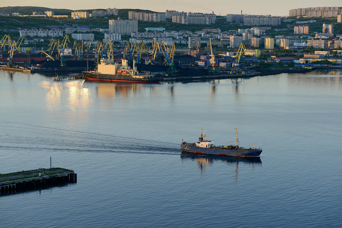 Mourmansk est principalement considérée comme un port d'importance stratégique et un maillon clé de nombreux systèmes de transport différents – en bref, une ville qui contribue à la Russie de tant de manières différentes.