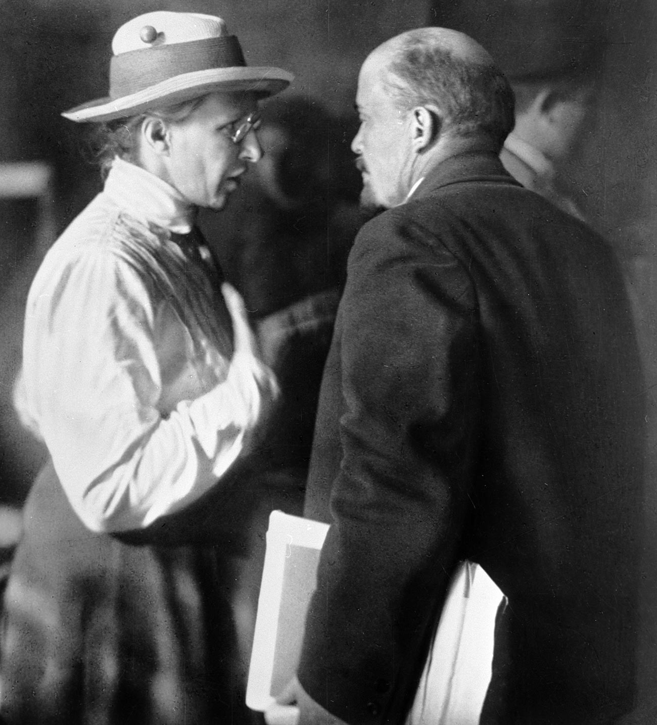 Elena Stasova parla con Vladimir Lenin durante la seconda Internazionale Comunista (Comintern); Mosca, 1920