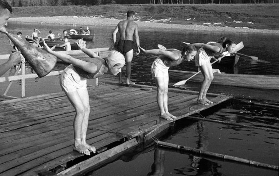 Trois écoliers se préparent à un concours de natation, 1946 