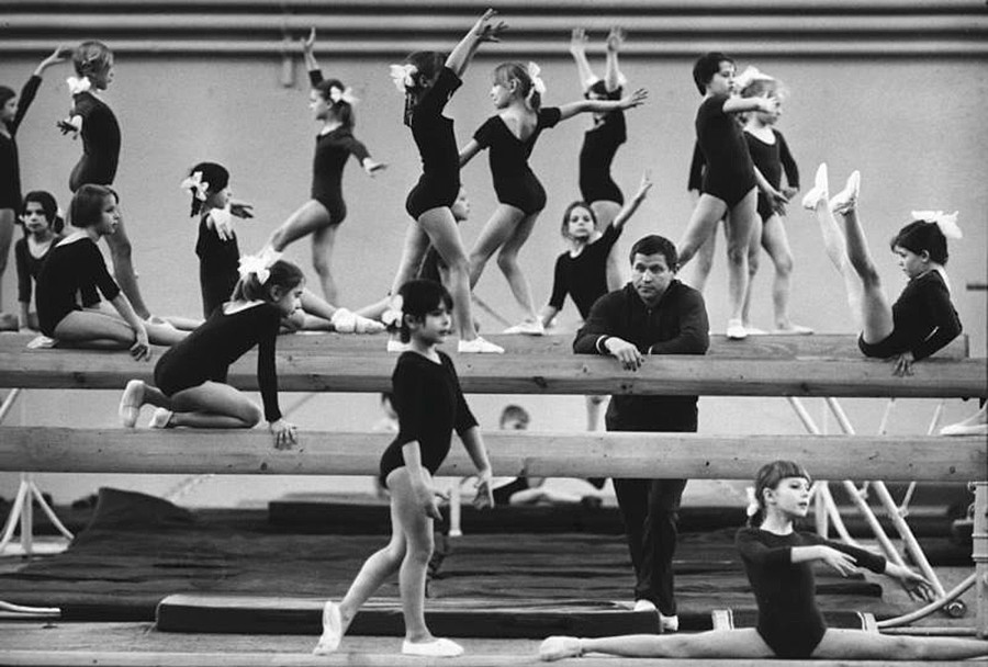 Un groupe de jeunes gymnastes féminines suivant leur programme d'entraînement quotidien, 1964
