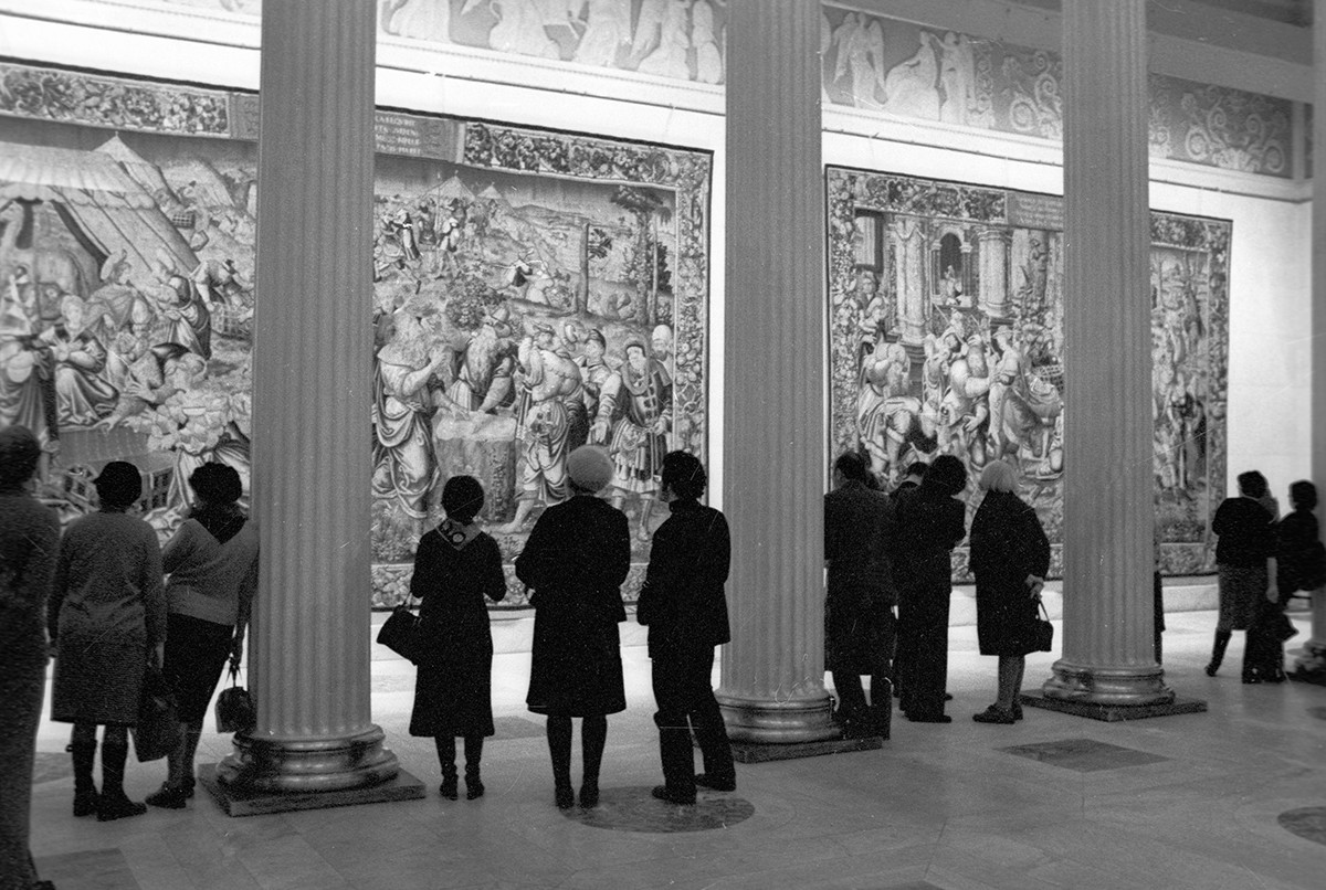Посетители Государственного музея изобразительных искусств имени Александра Сергеевича Пушкина осматривают экспозицию выставки 