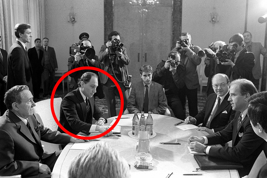 Der Vorsitzende des Obersten Sowjets der UdSSR, Andrei Gromyko (l), und der US-Senator, Joseph Biden (R), führen Verhandlungen über die Ratifizierung des Mittelstrecken-Nuklearstreitkräfte-Vertrags. Wiktor Prokofjew begleitet Andrei Gromyko.