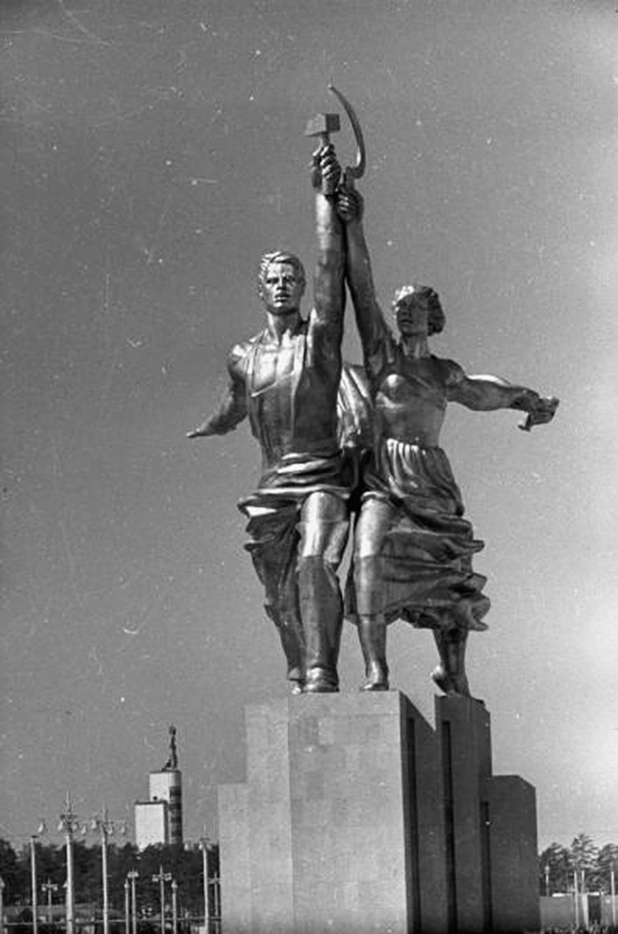 Скулптура „Радник и колхозница“ стоји на ниској бетонској основи, 1939.