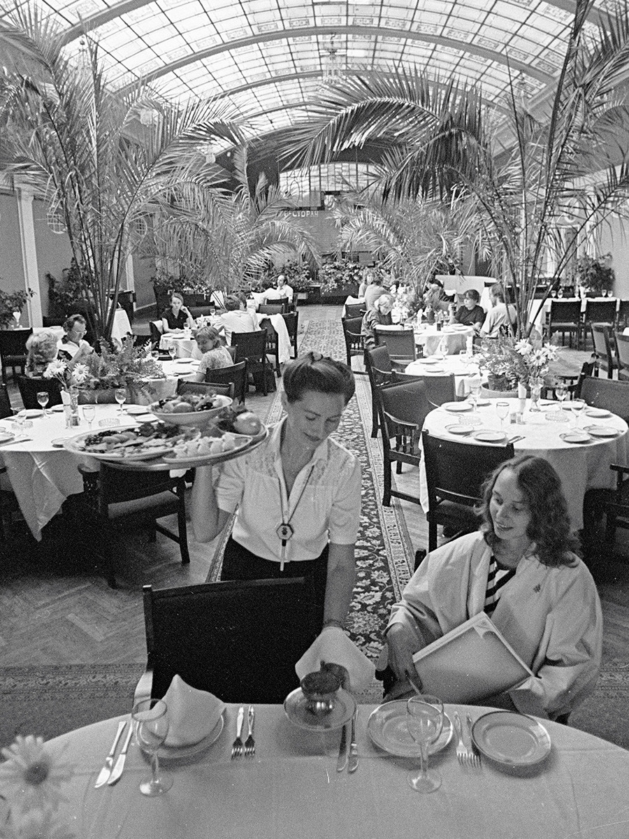 グランドホテル「ヨーロッパ」のレストラン、1985年