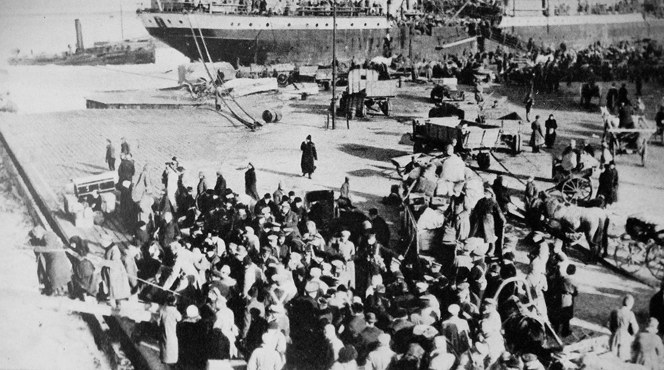避難の様子、背景に写るのは英国の輸送船「リオ・ネグロ」号