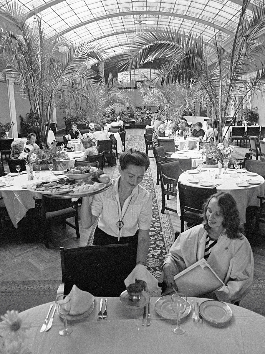 Летна бавча на ресторанот „Криша“ во хотелот „Европејскаја“ (денес Гранд Хотел „Европа“), 1985.