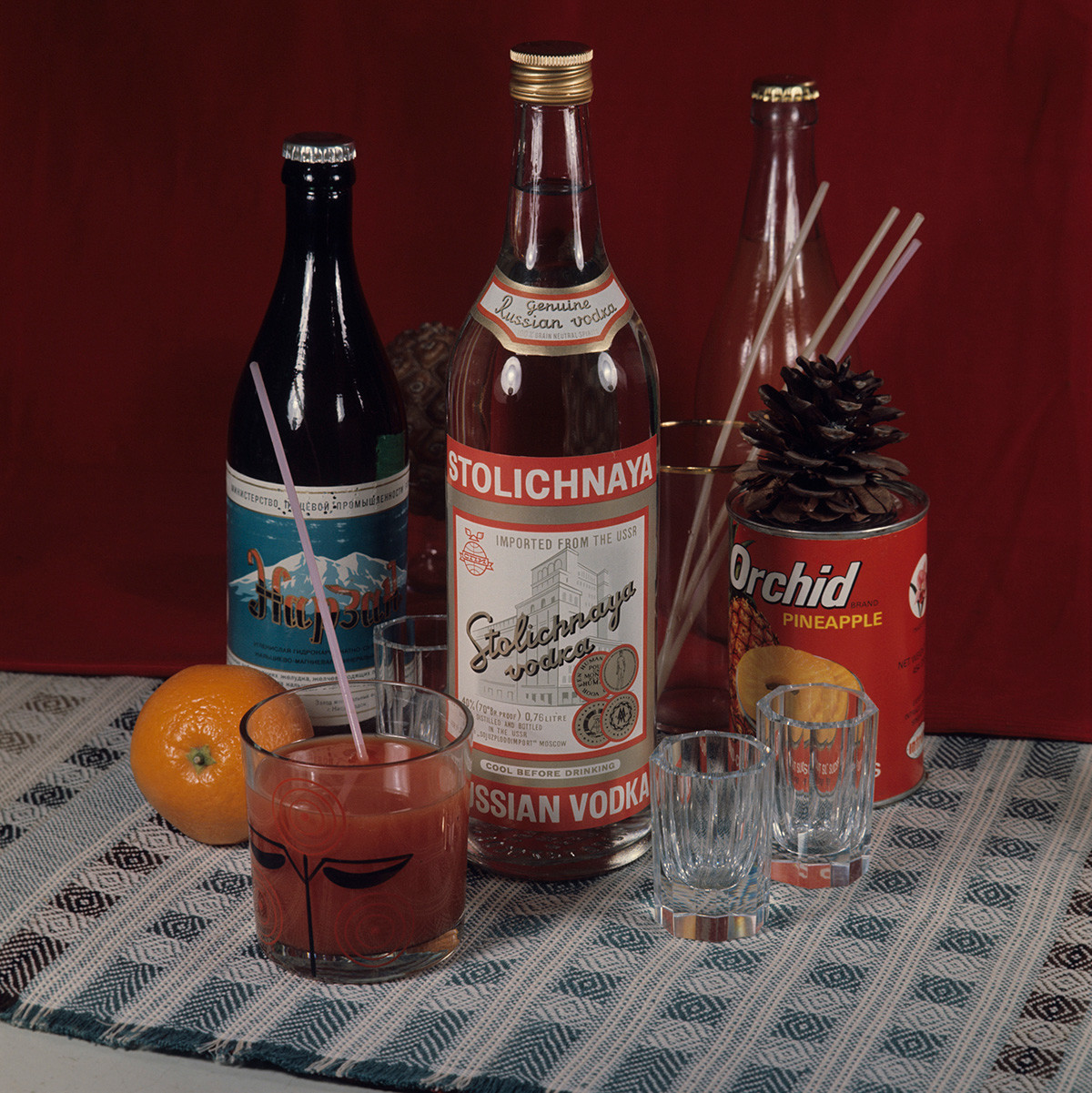 Состојки на алкохолните коктели на ресторанот „Метропол“: вотка „Кристал“, минерална вода „Нарзан“, конзервиран ананас, лимон и сок од домати, 1983.

