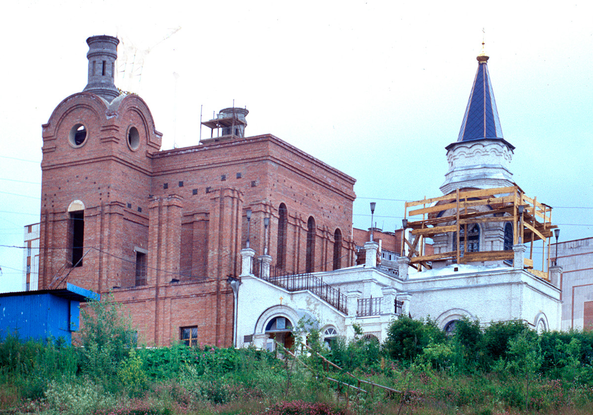 Church of the Intercession of the Virgin (right), southeast view. Built 2001-03 as baptistry for Cathedral of St. Seraphim of Sarov (under construction on left). July 16, 2003